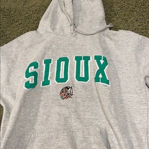 UND hooded sweatshirt with pocket